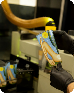 Copo personalizado com acabamento polido, totalmente feito no Brasil.