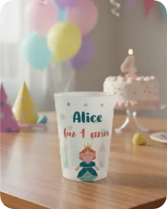 Copos com artes prontas no tema de aniversário.