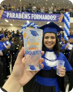 Copos com artes prontas no tema de formatura.